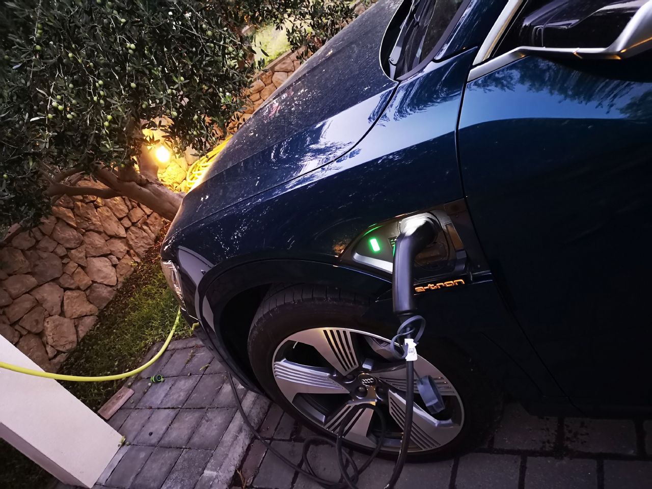 Z elektro gnanim Audijem do Paga in nazaj