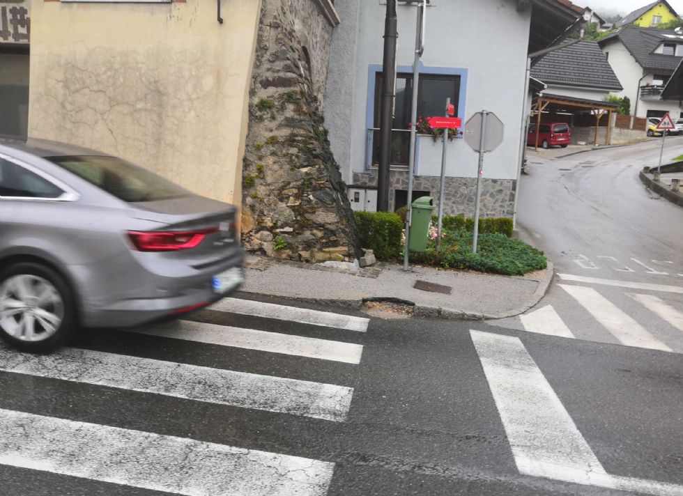 Nevarne poškodbe rešujejo z znaki Nevarne poškodbe rešujejo z znaki
