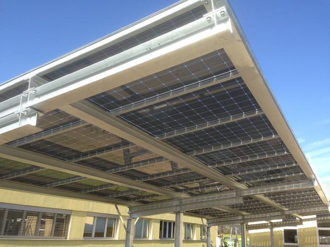 Sončna energija nad avtocesto za elektriko tretjine gospodinjstev