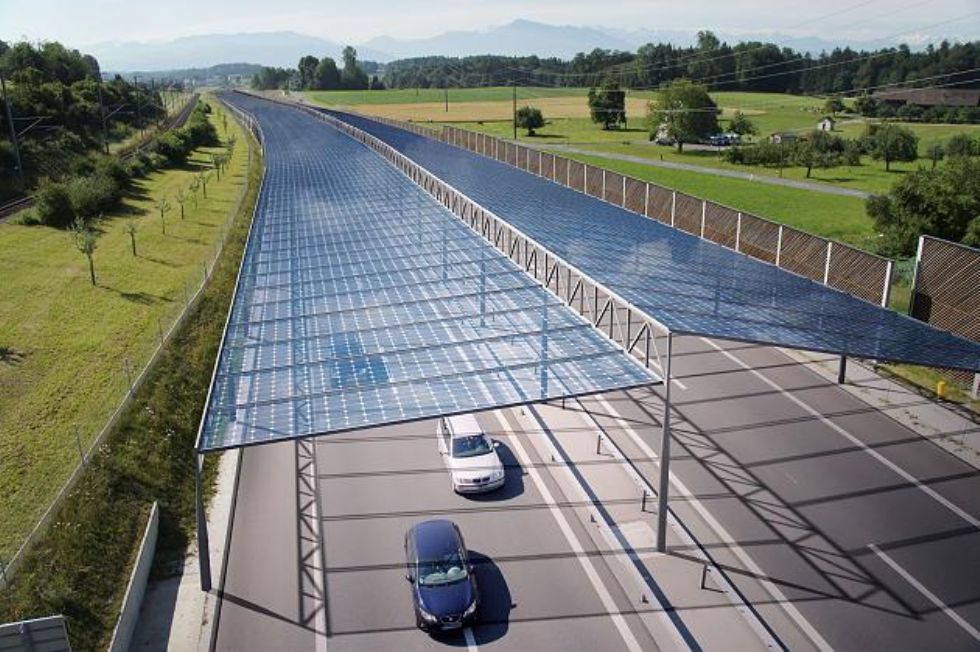 Sončna energija nad avtocesto za elektriko tretjine gospodinjstev