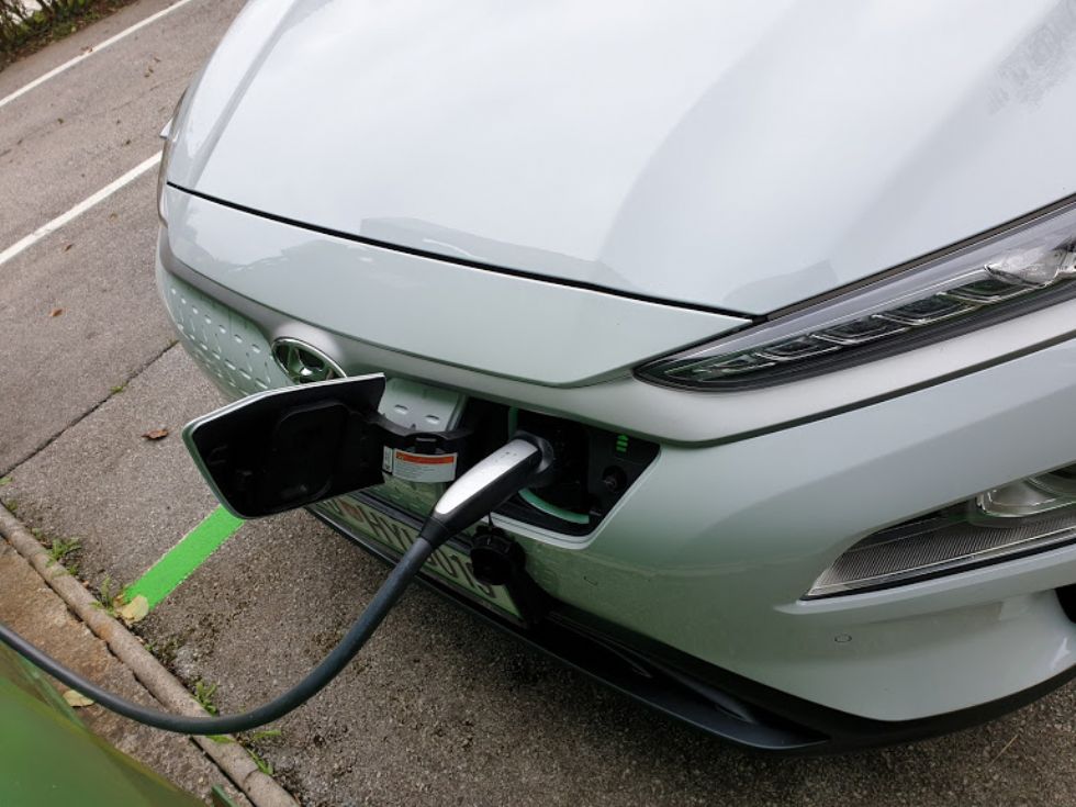 Električne polnilnice na vsaki črpalki v Nemčiji obvezne, pri nas utopija