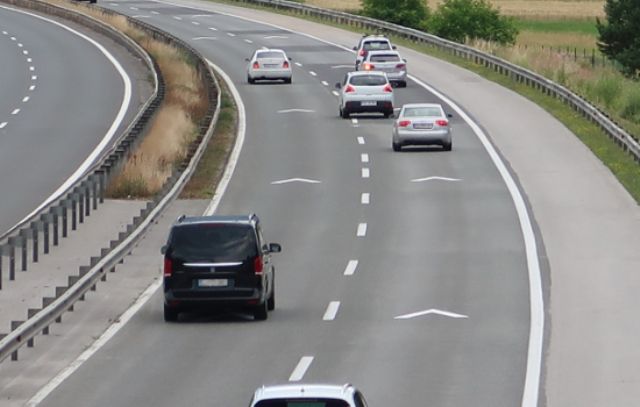 Takšna je priporočljiva varnostna razdalja pri hitrosti 130 km/h