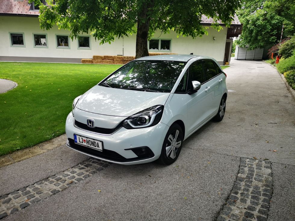 Igriv videz, hibridni pogon in bogata varnostna oprema