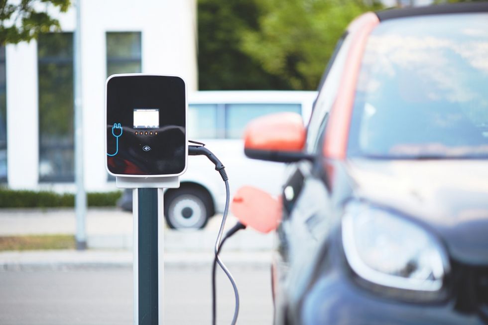 Zaradi karantene Britanci bolj naklonjeni električarjem