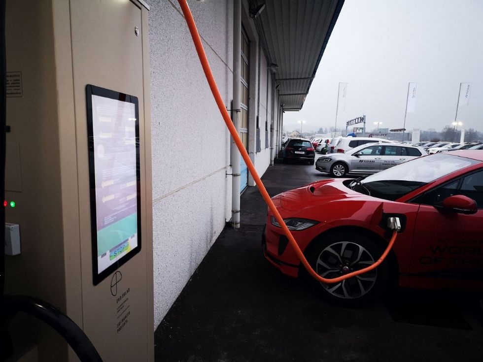 Nižja subvencija za električarje, priključne-hibride odrezali