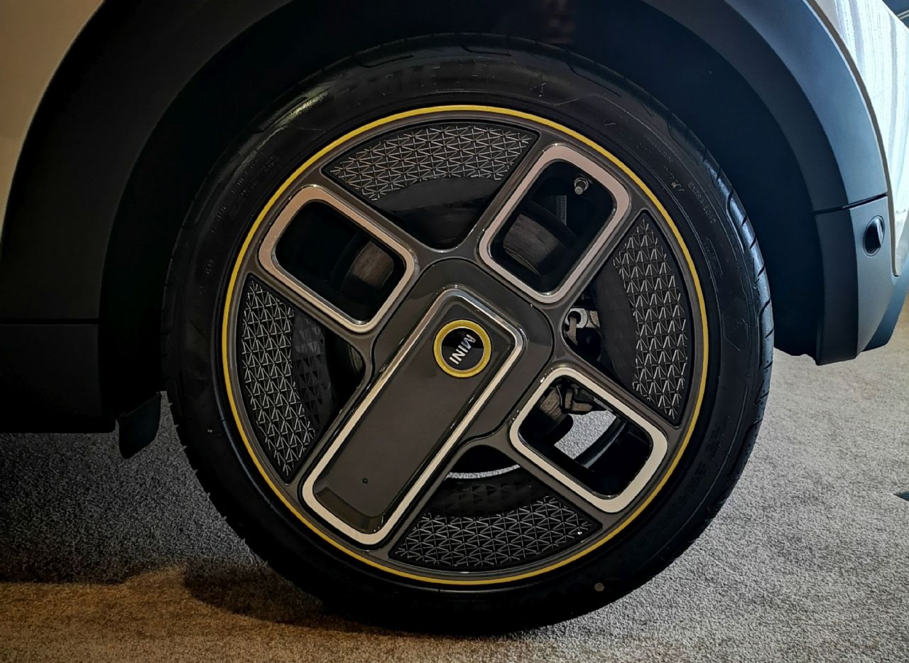 Je čistokrvni Mini s pogonom BMW-ja i3 S