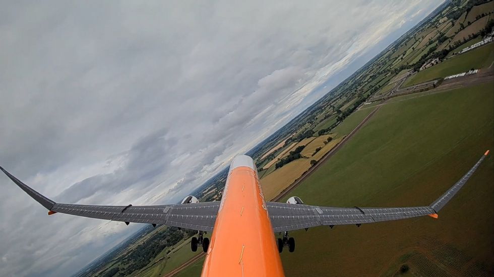 Airbus z mahajočimi krili