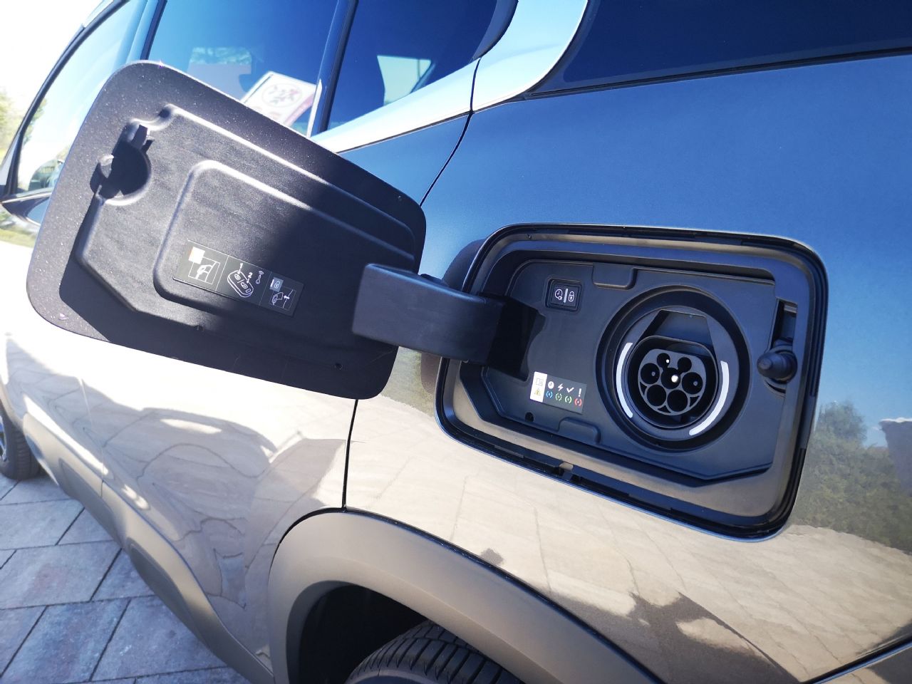 Na elektriko gre skoraj 50 km, doma pa se polni 7 ur Na elektriko gre skoraj 50 km, doma pa se polni 7 ur
