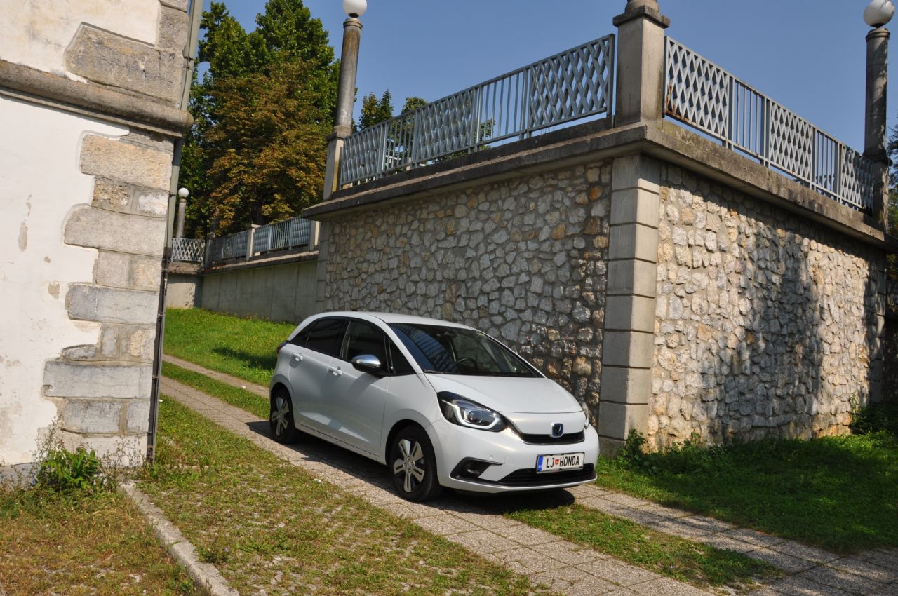 Veliko prostora in učinkovit hibridni pogon Veliko prostora in učinkovit hibridni pogon