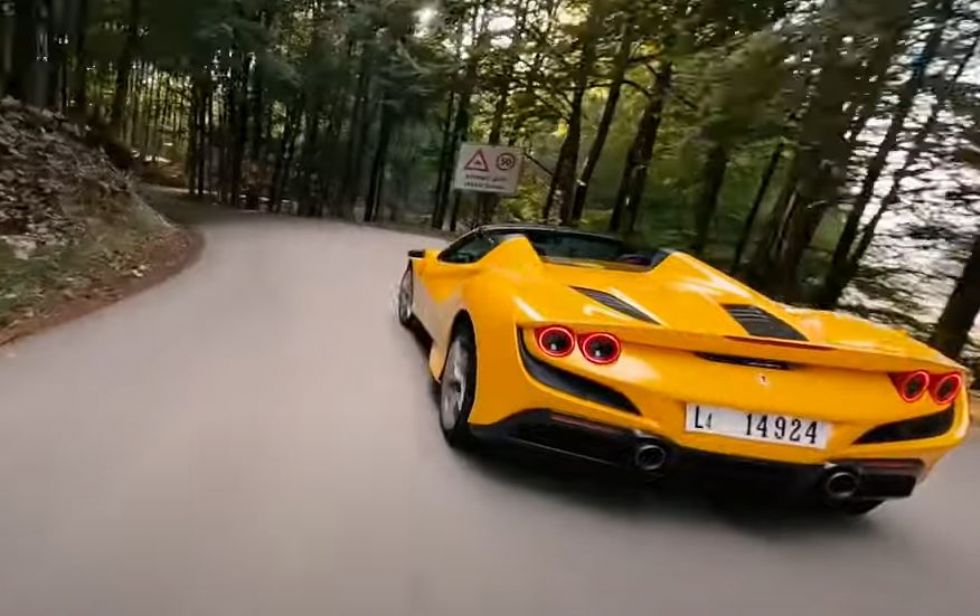 Za volanom Ferrarija F8 Spider in izjemni posnetki z dronom