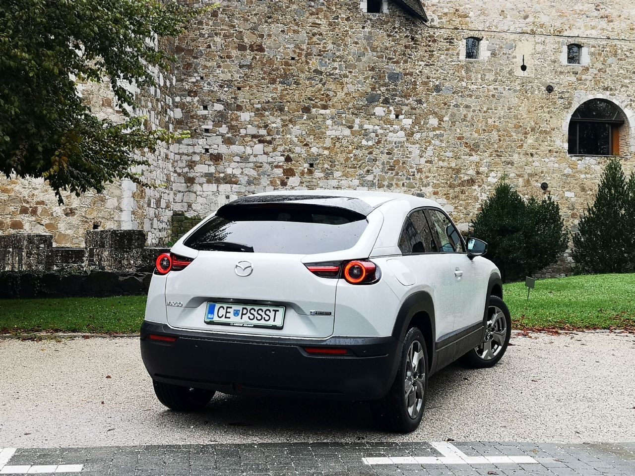 Električna Mazda je že osvojila štiri kupce, letos jih je na voljo še 16 Električna Mazda je že osvojila štiri kupce, letos jih je na voljo še 16