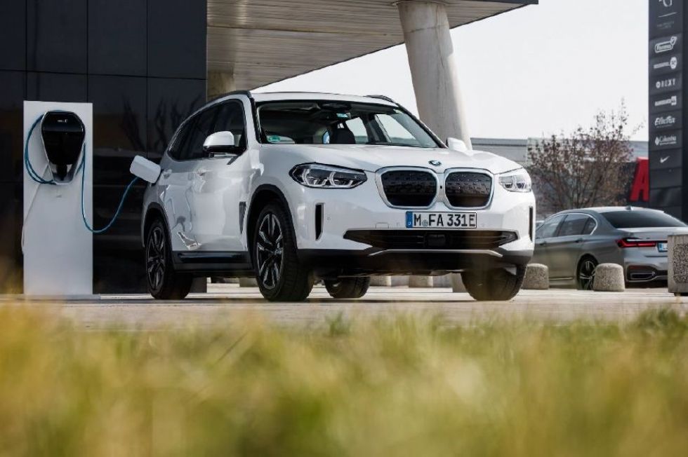 Vozniki BMW-jev in Minijev z aplikacijo do 610 polnilnih mest v Sloveniji