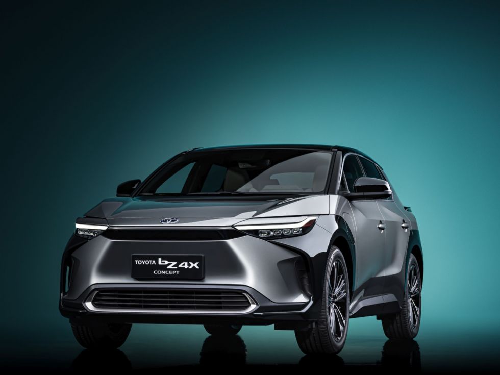 Električna Toyota ima volan v obliki črke U