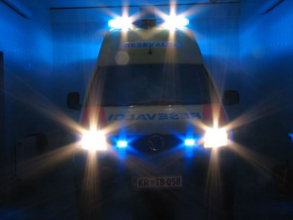 300 evrov kazni za vožnjo za intervencijskim vozilom