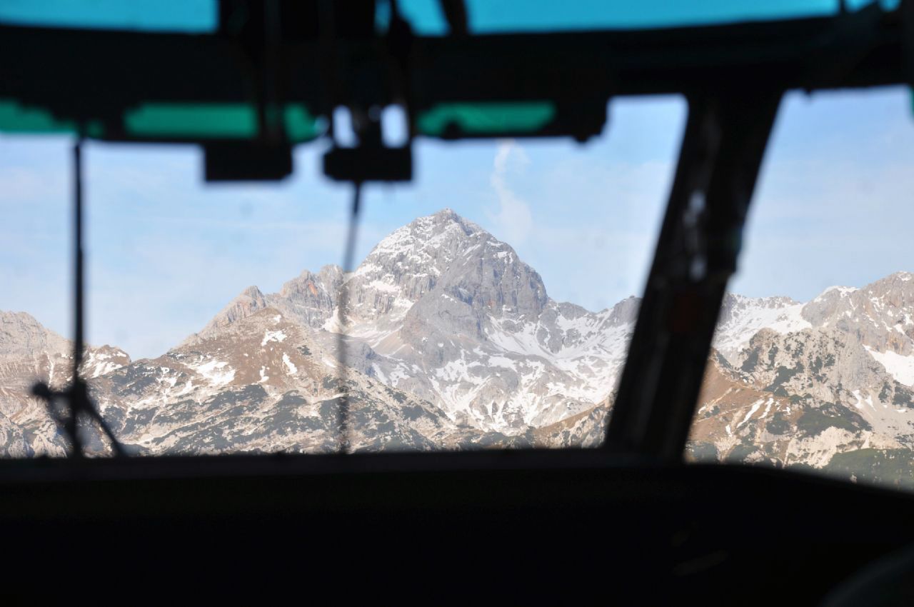 Helikopterski obisk pisarne na 2515 metrih