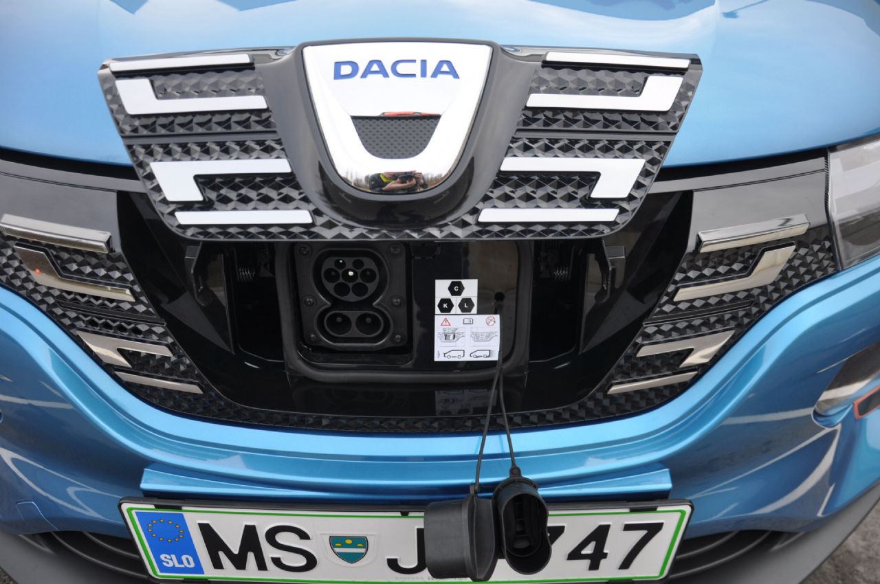 Kaj ponuja najcenejši električni avto v Sloveniji?