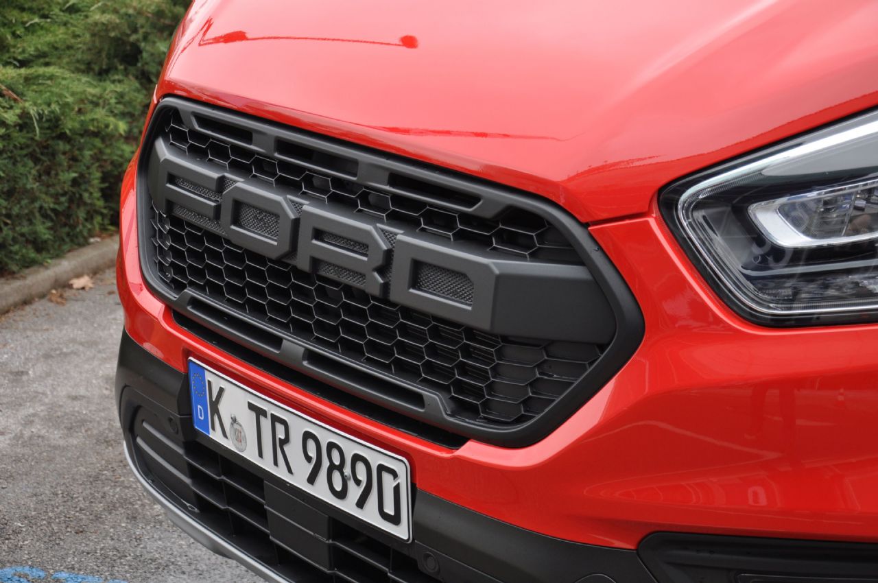 Ford Custom je v Sloveniji zdaj na voljo tudi z Raptorjevo masko