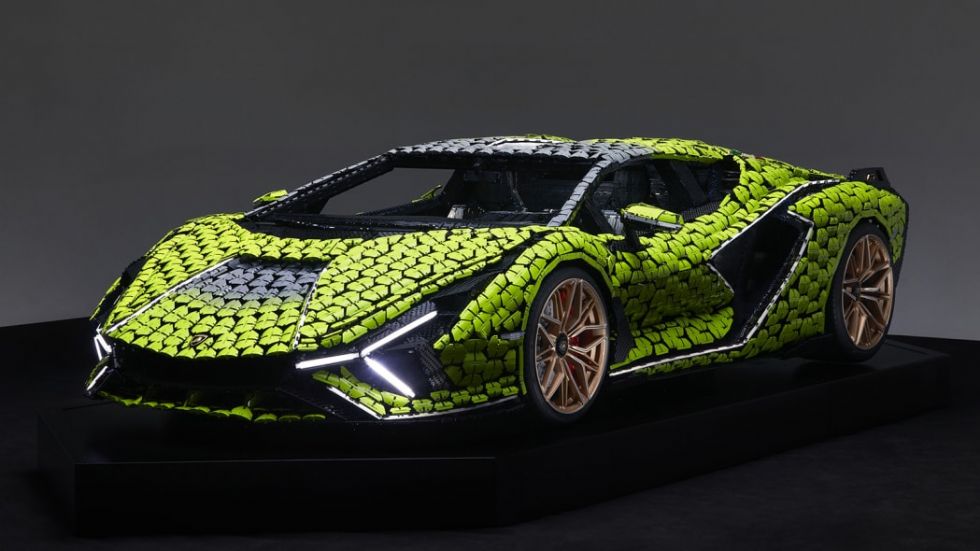 Kockasti Lamborghini Sian v naravni velikosti