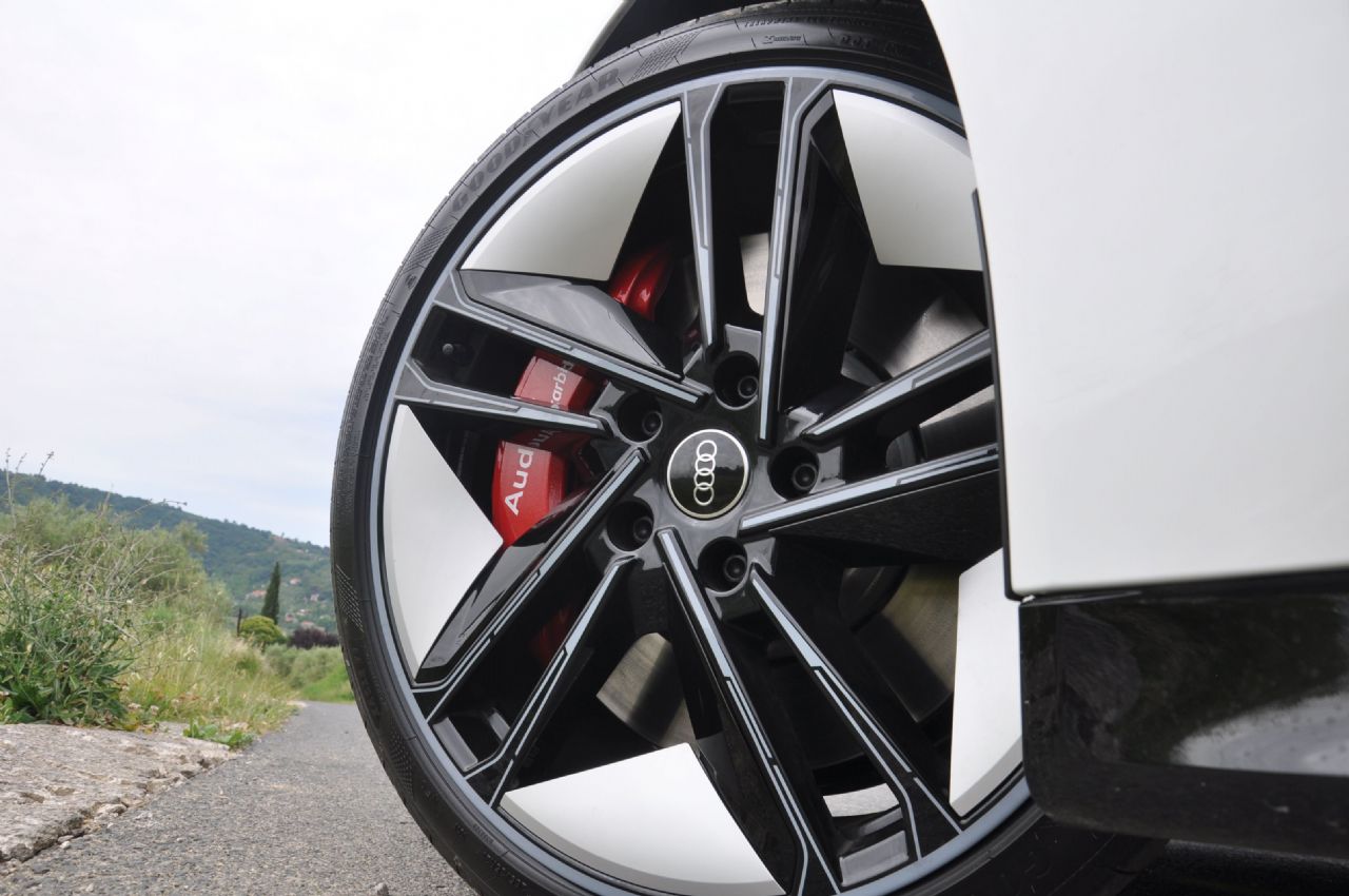 Audijev štirivratni kupe na Porschejevi osnovi Audijev štirivratni kupe na Porschejevi osnovi