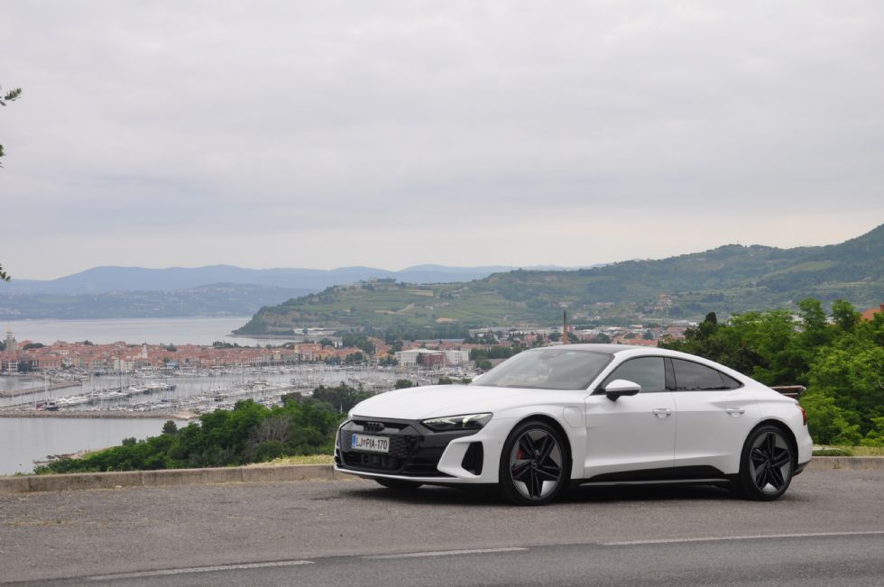 Audijev štirivratni kupe na Porschejevi osnovi Audijev štirivratni kupe na Porschejevi osnovi