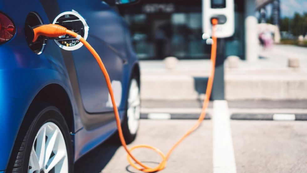 Kdaj se bo izenačila cena električnega in bencinskega avtomobila?