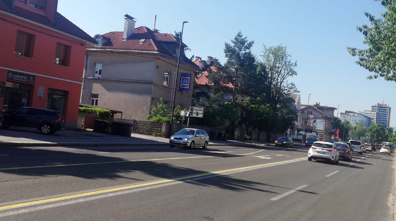 Cestni kaos z označbami