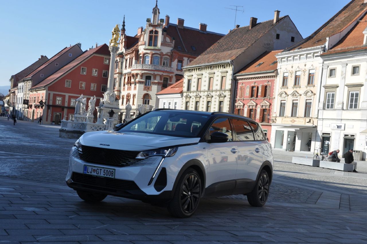 Od Ljubljane čez Trojane med junake zbrane