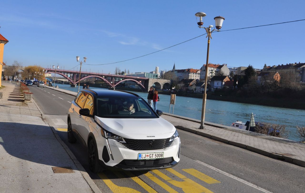Od Ljubljane čez Trojane med junake zbrane