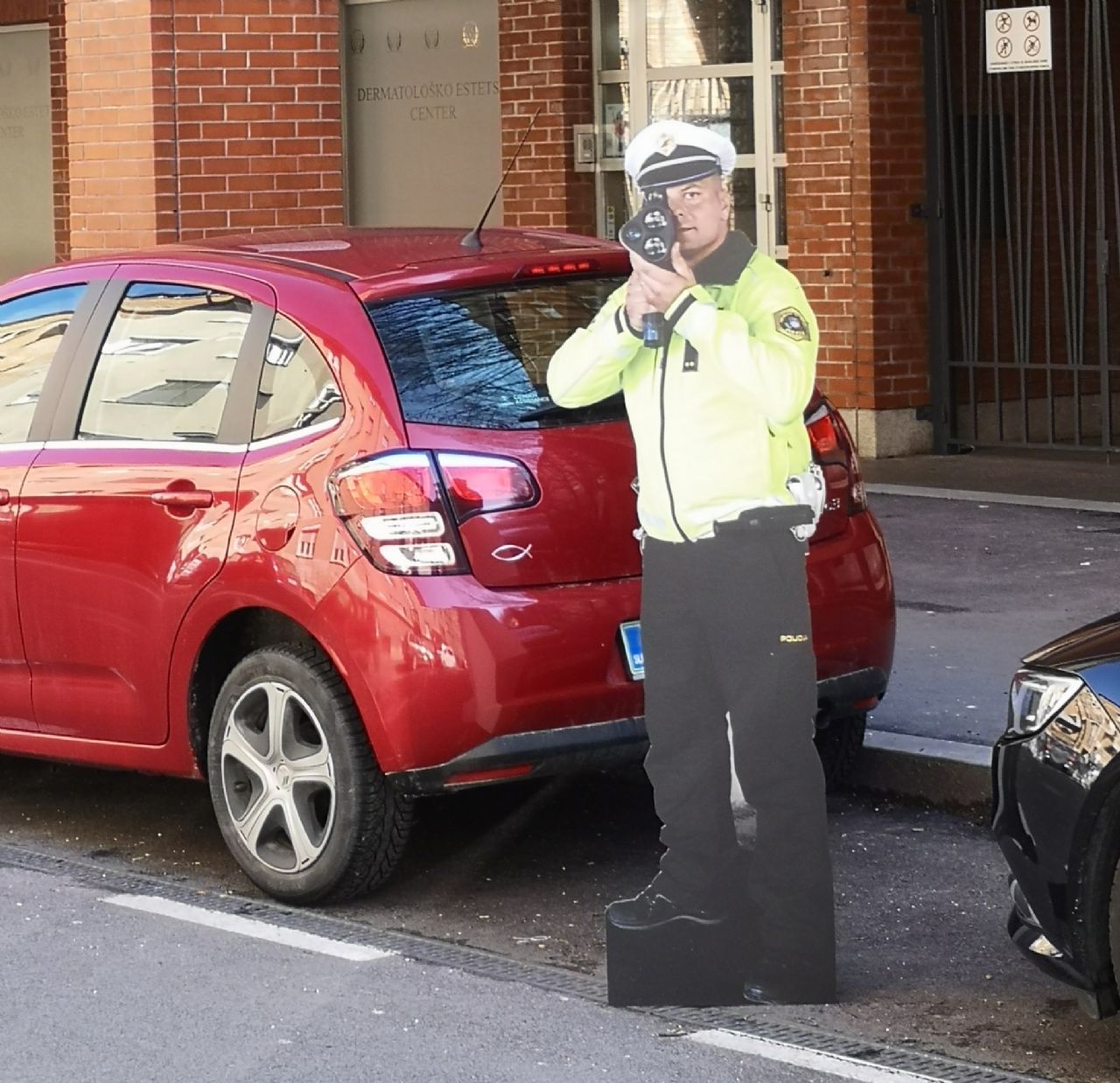 Silhuete policistov za večjo prometno varnost