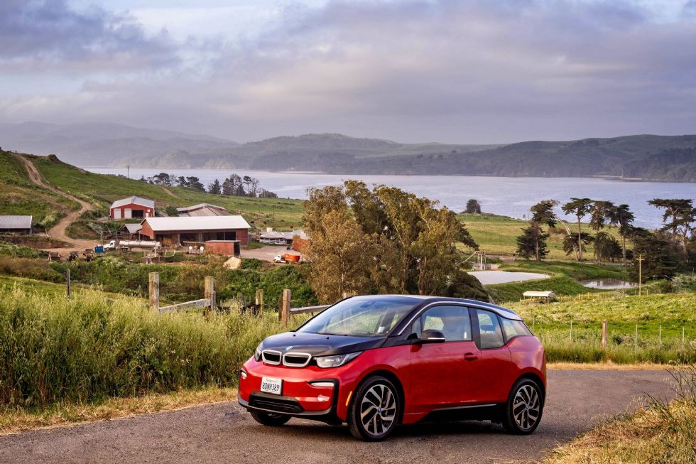 BMW bo napajal električne avtomobile s pomočjo kravjih iztrebkov