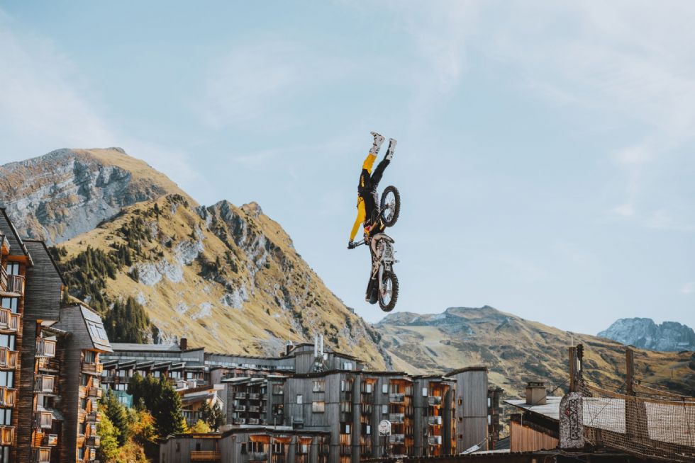 Tom Pages z motorjem v prepad