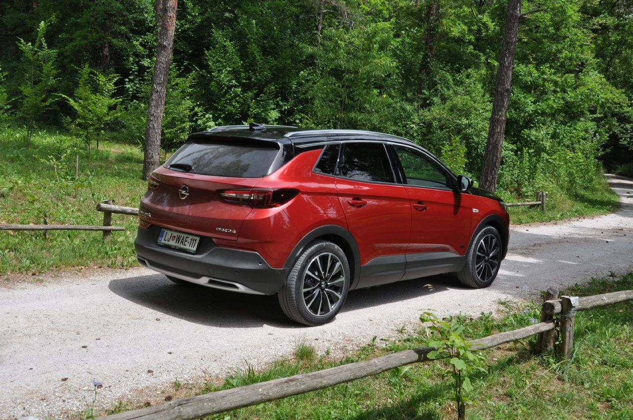Družinski SUV hibrid Družinski SUV hibrid
