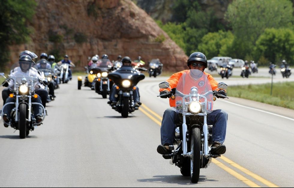 Motoristi prisegajo na tradicionalen pogon 