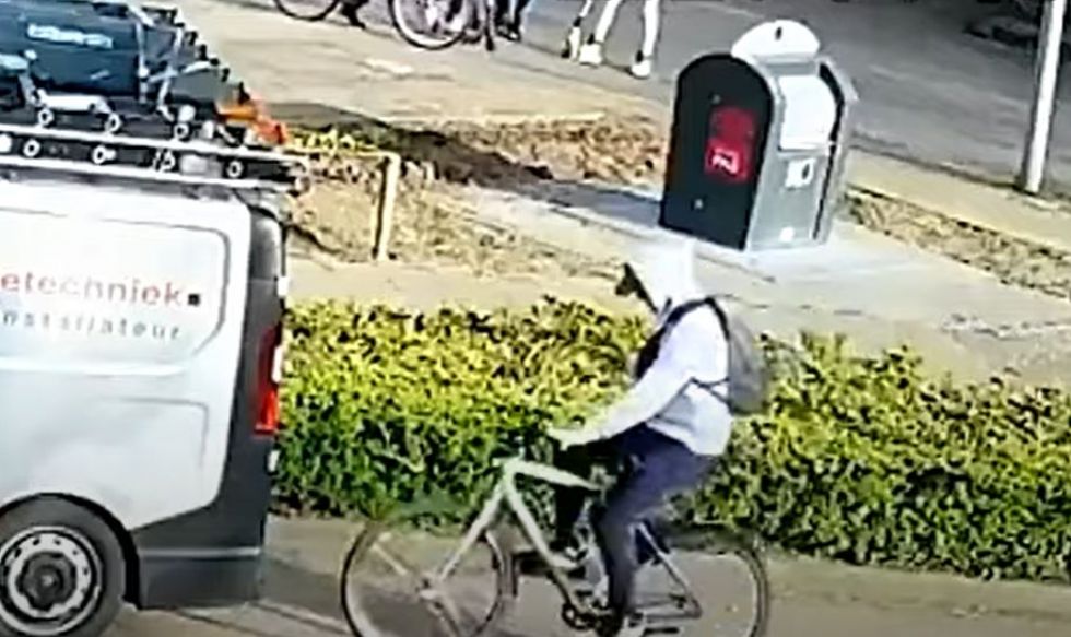 Bolj ga je zanimal telefon kot kombi pred njim	
