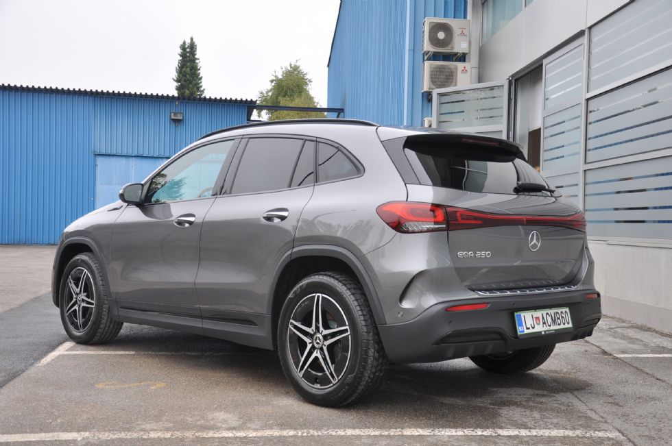Električar s pogonom na vsa štiri kolesa in z vlečno kljuko