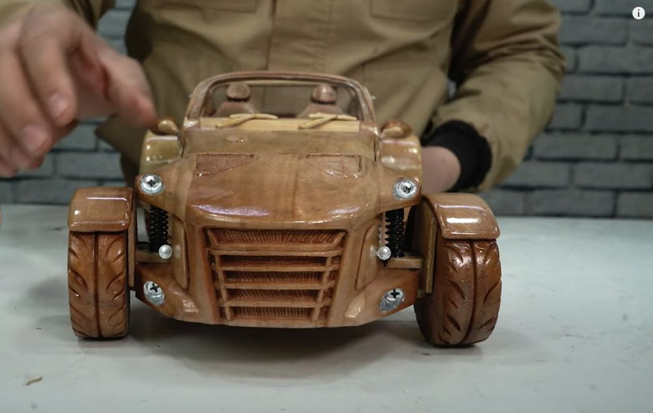 Pomanjšani Donkervoort D8 GTO iz lesa
