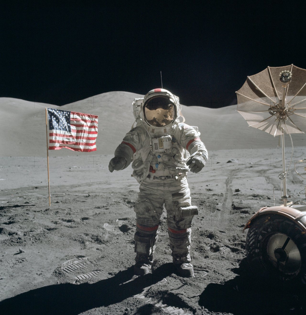 Harrison Schmitt pozira Cernanu ob ameriški zastavi in lunarnem modulu.