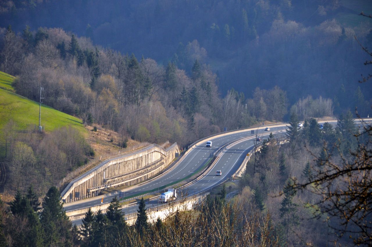 Vesoljska ladja v hribu