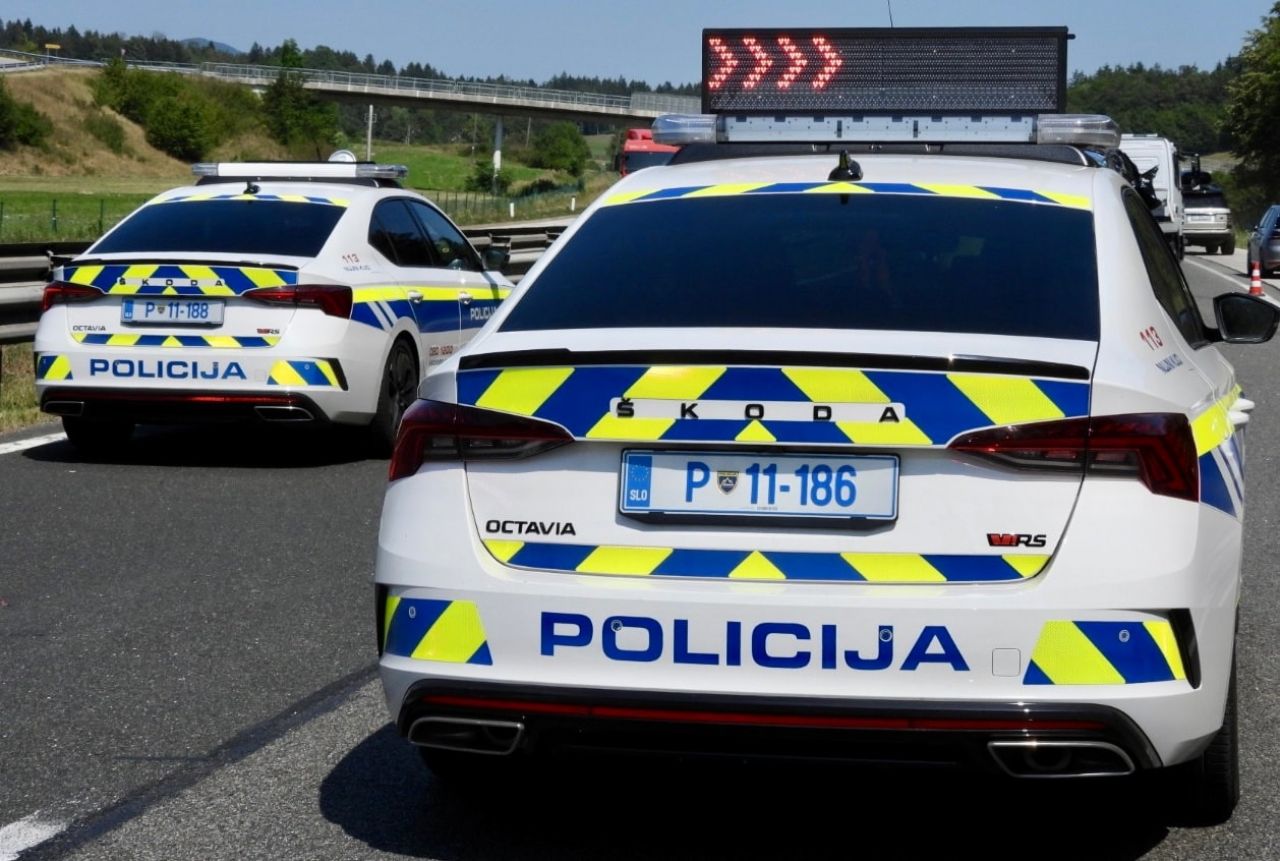 Kar 122 km/h skozi naselje, ostal je brez vozniškega dovoljenja