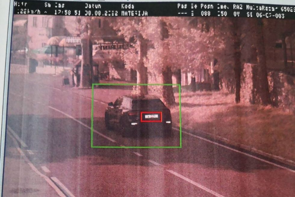 Kar 122 km/h skozi naselje, ostal je brez vozniškega dovoljenja