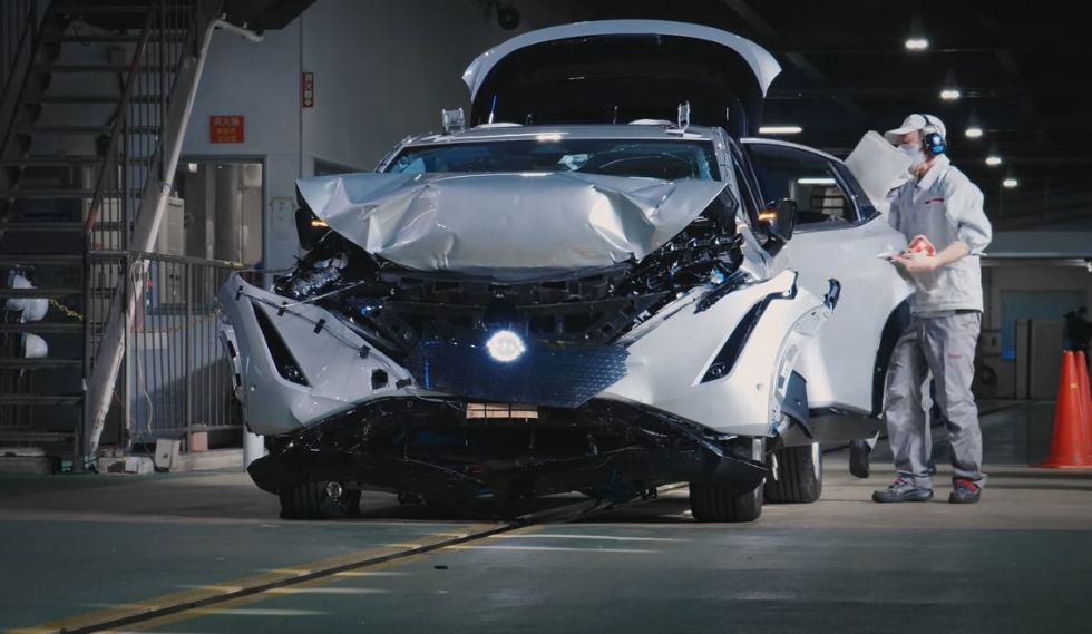 Razbijanje Nissanovega električarja v počasnem posnetku