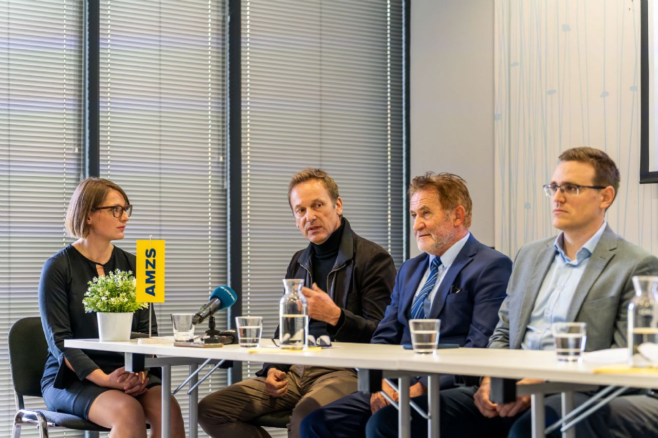 Le v nekaj korakih za krmilo dvokolesnika 
