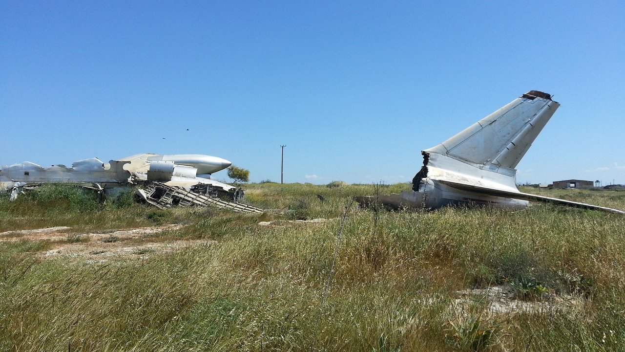 Ostanki Tu-104 na starem letališču v Nikoziji na Cipru.