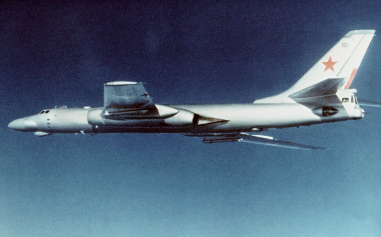 Tu-16 je bil narejen za nošenje atomske bombe, Dmitrij in Oleg sta iz skladišča odnesla nekaj delov in sestavila Tu-104.