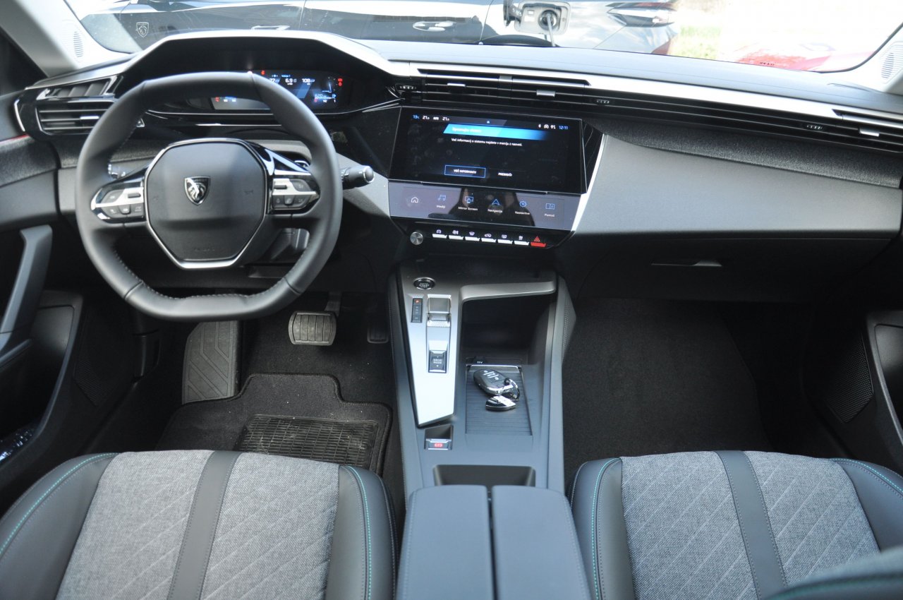 Na cestah spet oblikovno drzen Peugeot
