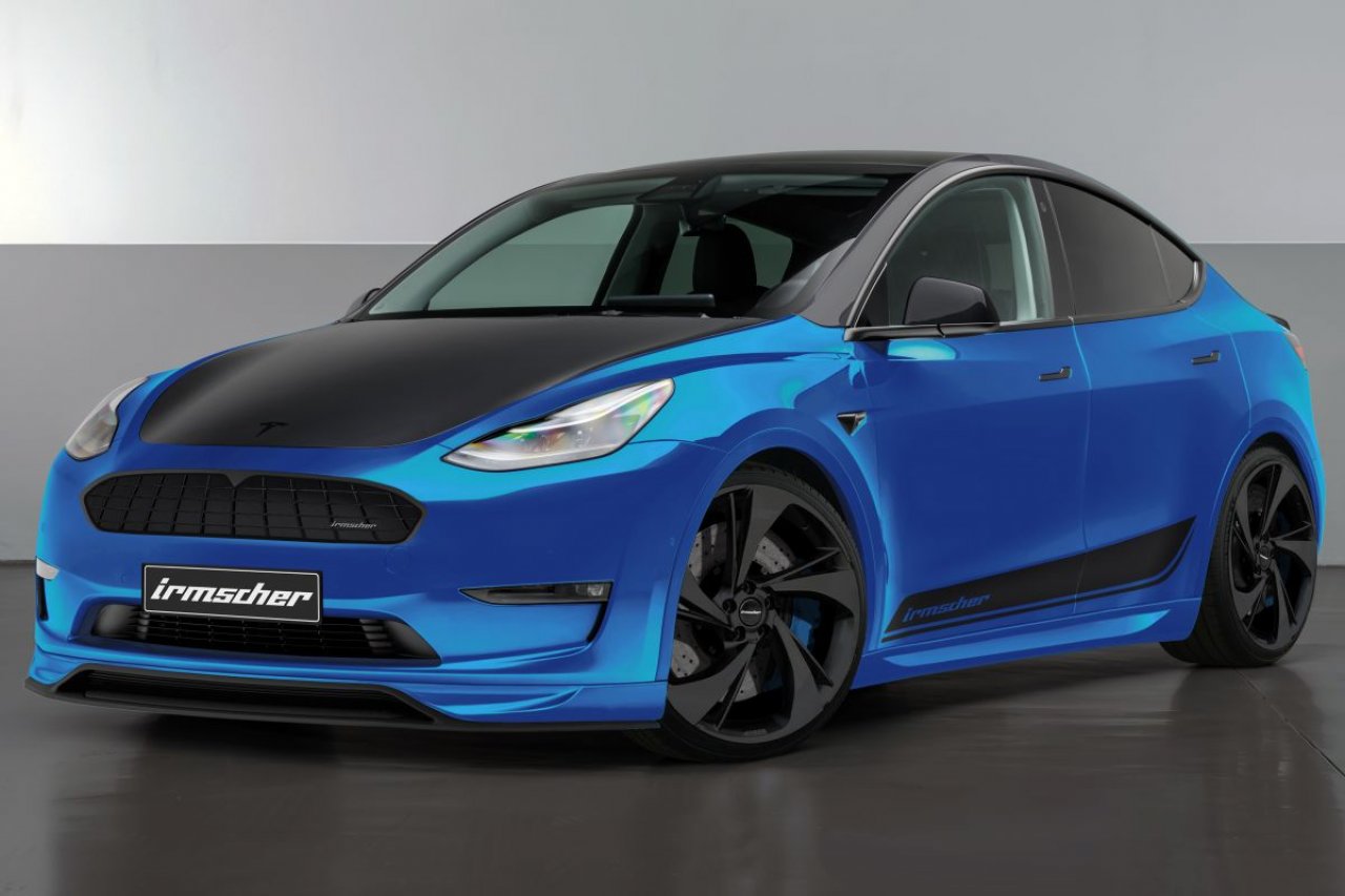 Tesla Y z masko