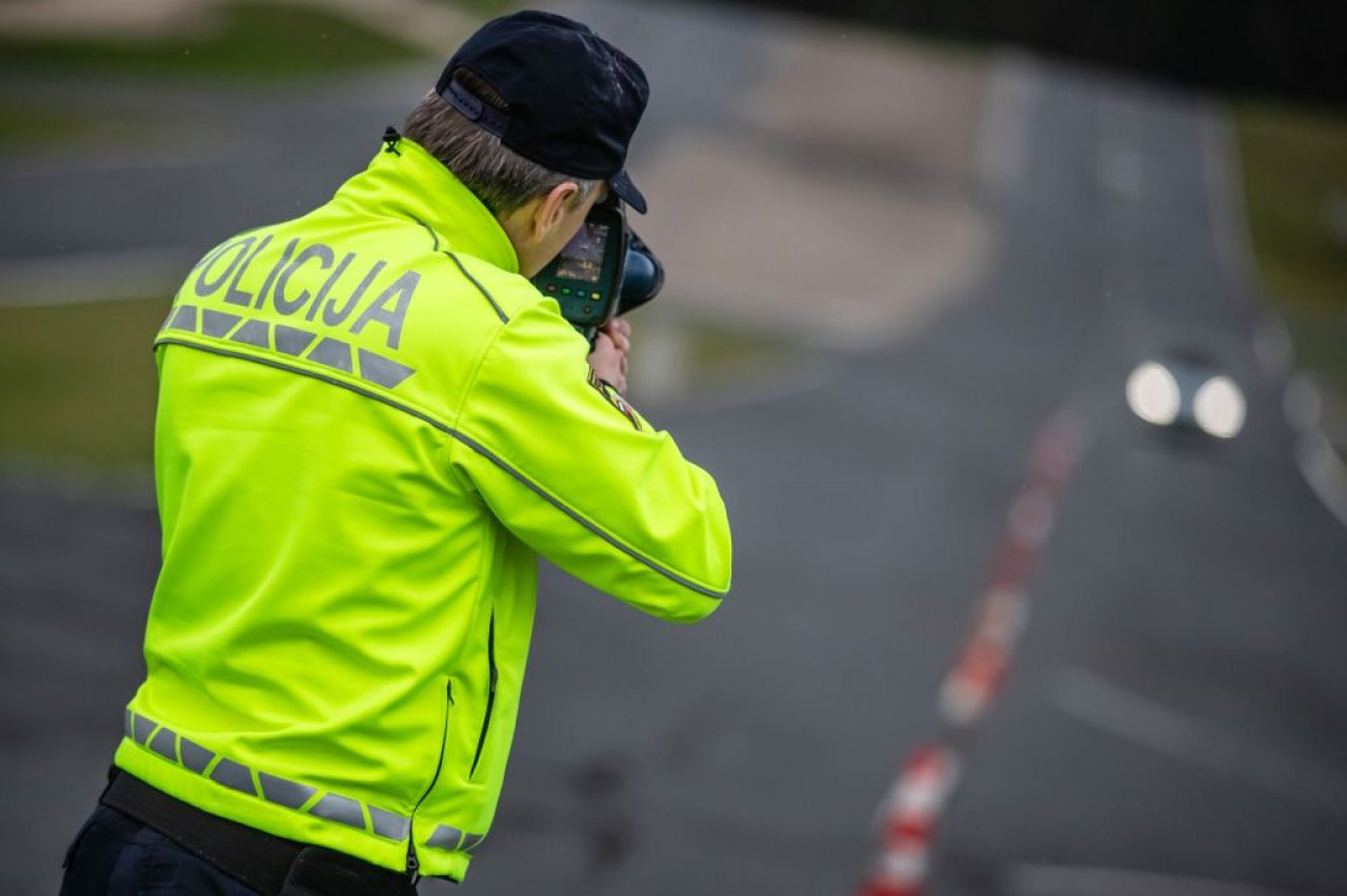 Policisti poostreno nadzorujejo hitrost
