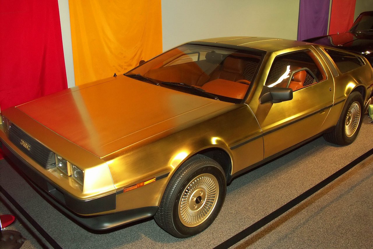 Pozlačeni DeLorean v Nacionalnem avtomobilskem muzeju v Renu v Nevadi.