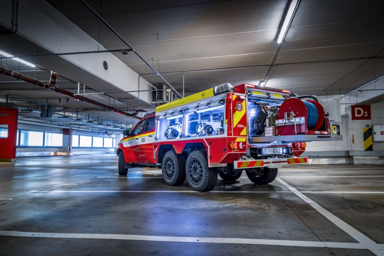 Super 6x6 gasilec, ki se uspešno bori tudi z gorečimi električarji
