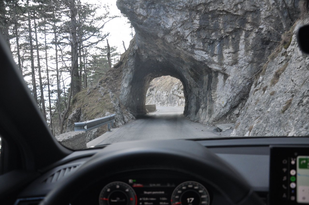 Z Bleda do Ajdovščine po asfaltu, makadamu in zasneženi cesti